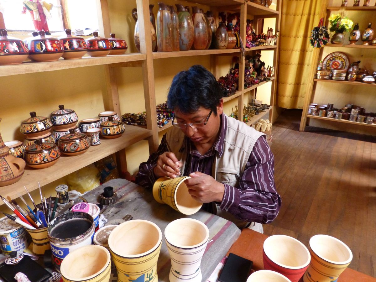 Herstellung von Kunsthandwerk in Peru (© Christof Sauer)