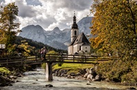 Ramsauer Kirche in herbstlicher Kulisse (c) Bergerlebnis Berchtesgaden