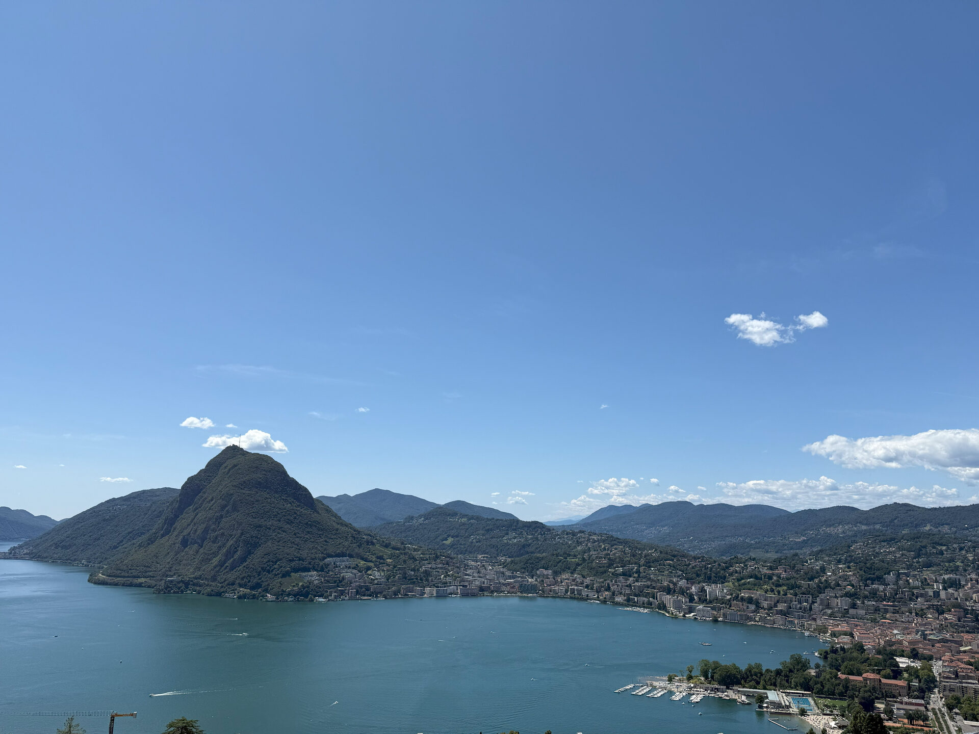 Sicht von Aldesagoüber Lugano und den See (Die Bildrechte liegen bei dem Verfasser der Mitteilung.)
