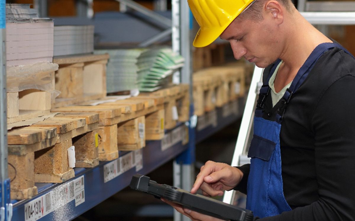 Regalprüfung und Regal-Sichtkontrolle wird mit der Wartungsplaner-App noch effizienter (© Hoppe Unternehmensberatung)