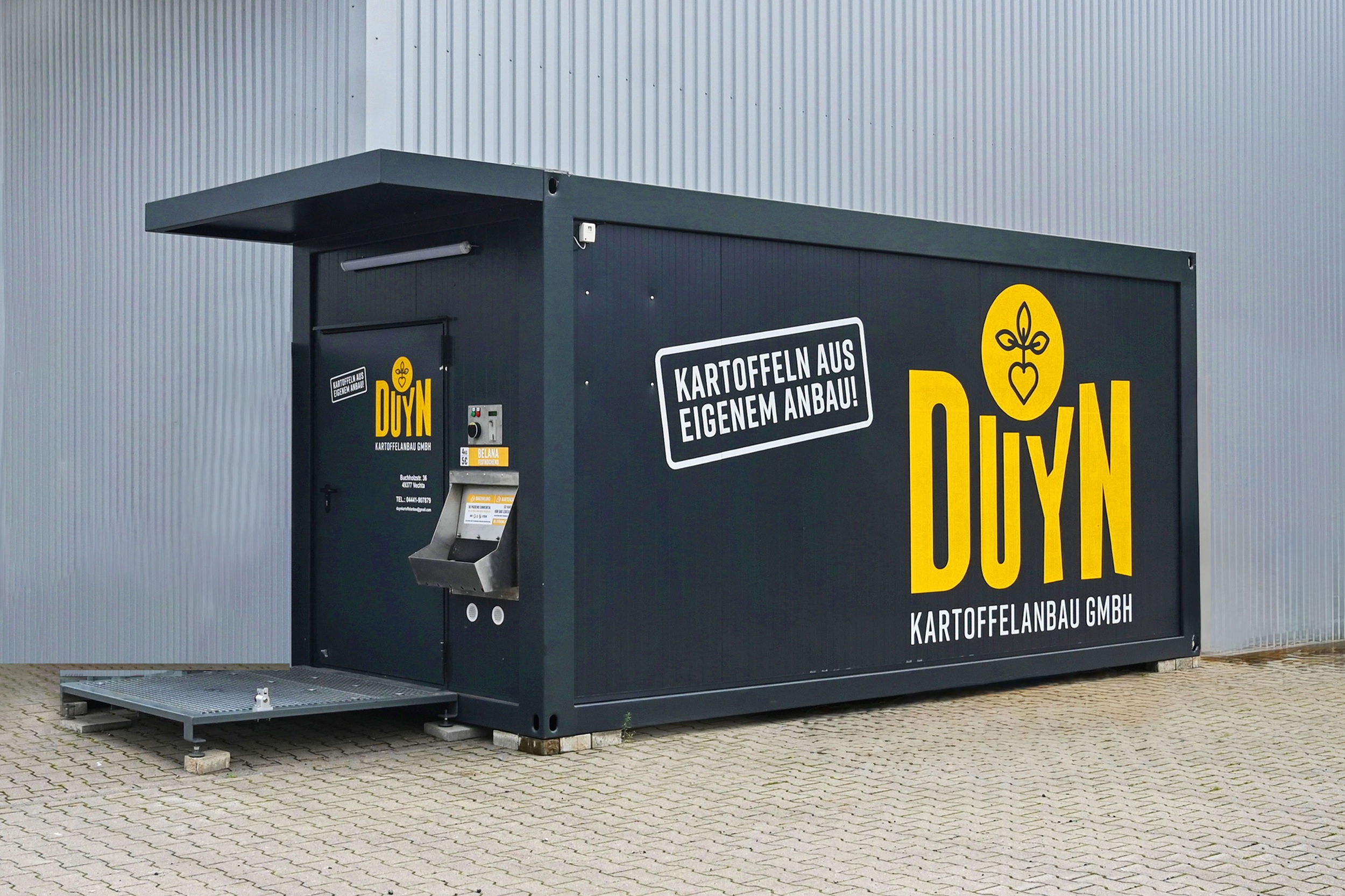 Der automatisierte Verkauf erfolgt direkt an der Stirnseite des Containers.