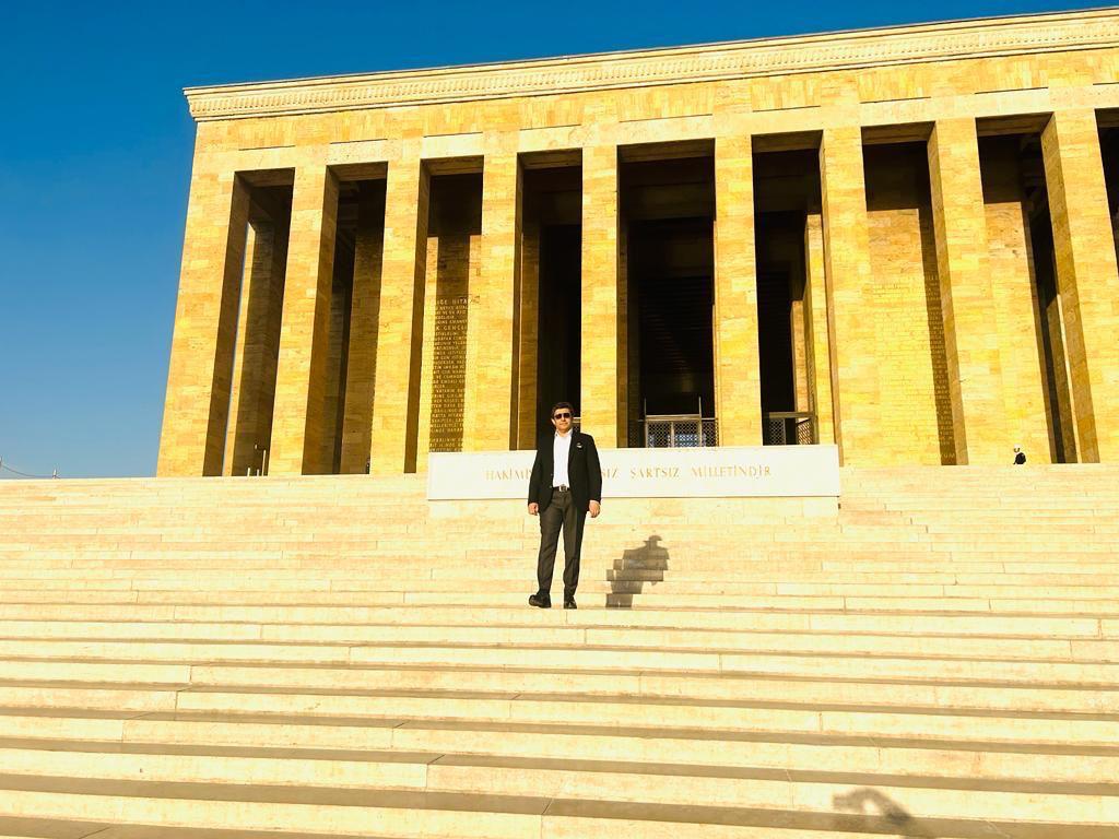 Cetin Ay vor dem Ehrenmal des Atatürk (Die Bildrechte liegen bei dem Verfasser der Mitteilung.)