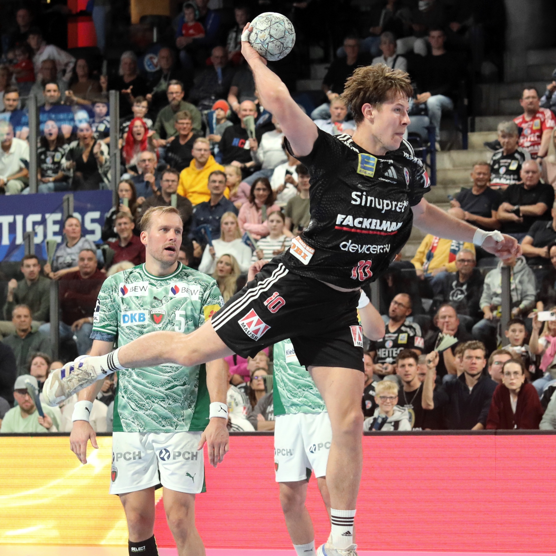 Der HC Erlangen trifft wieder und wieder, hier mit Florian Scheerer (Foto: #JockiFoto, Erlangen) Der HC Erlangen trifft wieder und wieder, hier mit Florian Scheerer (Foto: #JockiFoto, Erlangen)