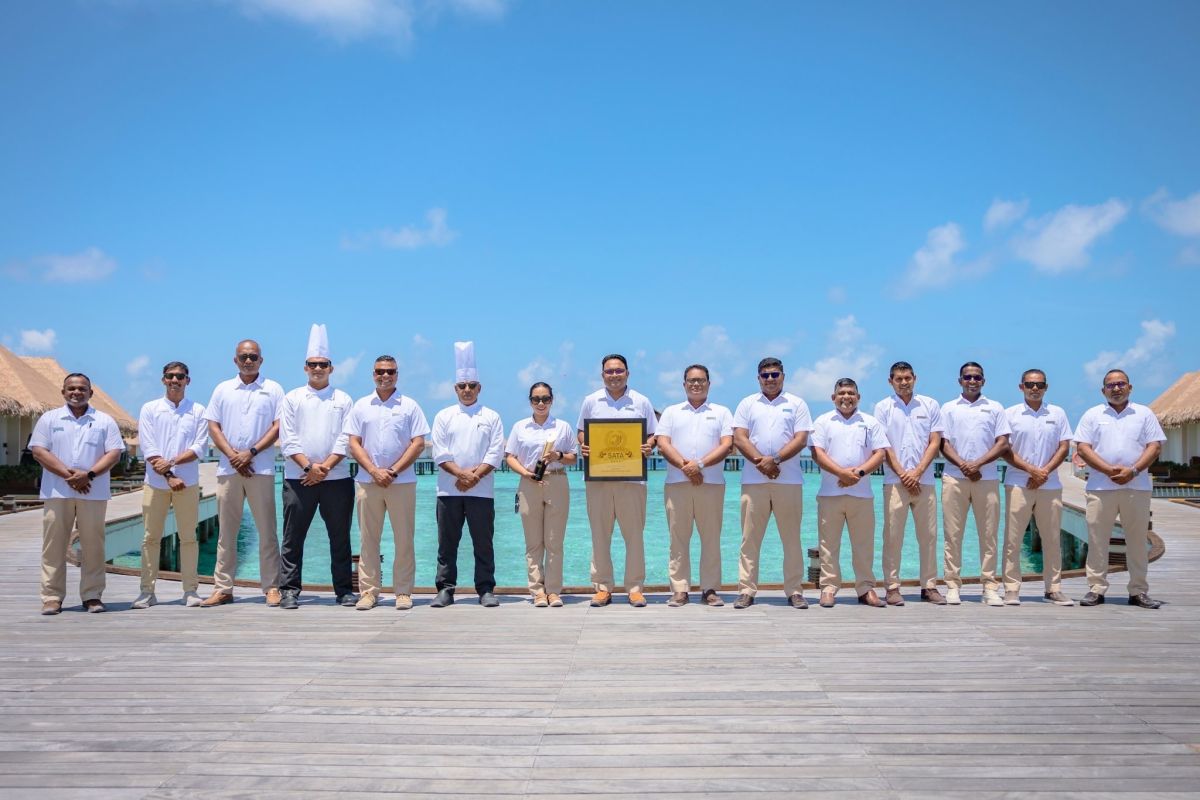 Das Team von Cinnamon Hotels and Resorts Maldives mit dem SATA Preis 2025 (© Cinnamon Hotels & Resorts)