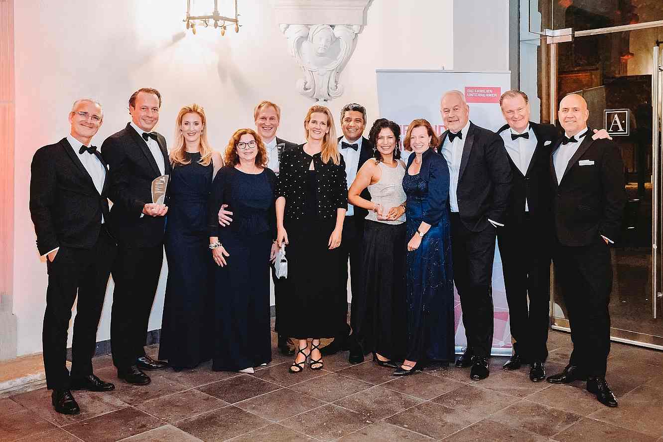 Gruppenfoto - alle Preisträger und Laudatoren; Foto: Ingrun Sauer, Rechte: DIE FAMILIENUNTERNEHMER