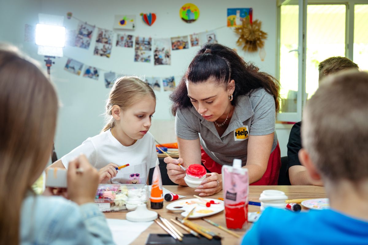 Eine Psychologin leistet psychosoziale Hilfe für Kinder in Uschhorod, Ukraine. (© Help - Hilfe zur Selbsthilfe)