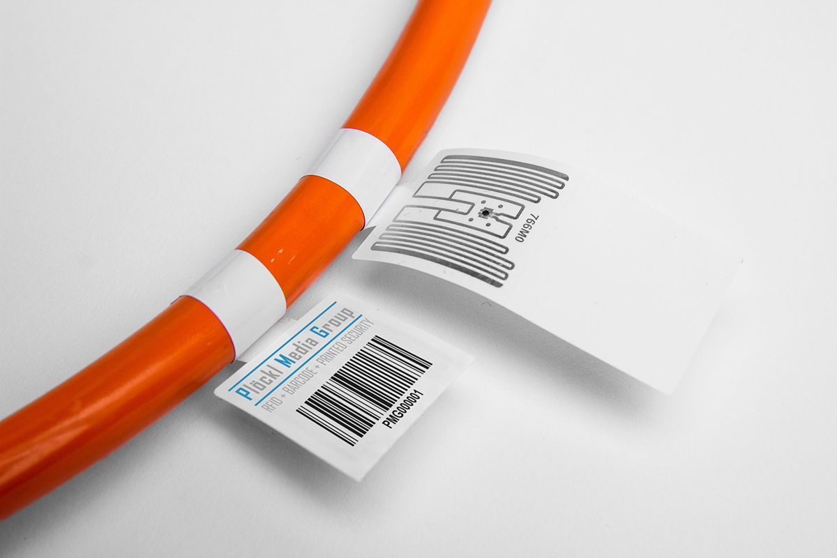 Unser PMG RFID-Looptag an einem Kältemittel-Hochdruckschlauch eines Fahrzeugs (© )