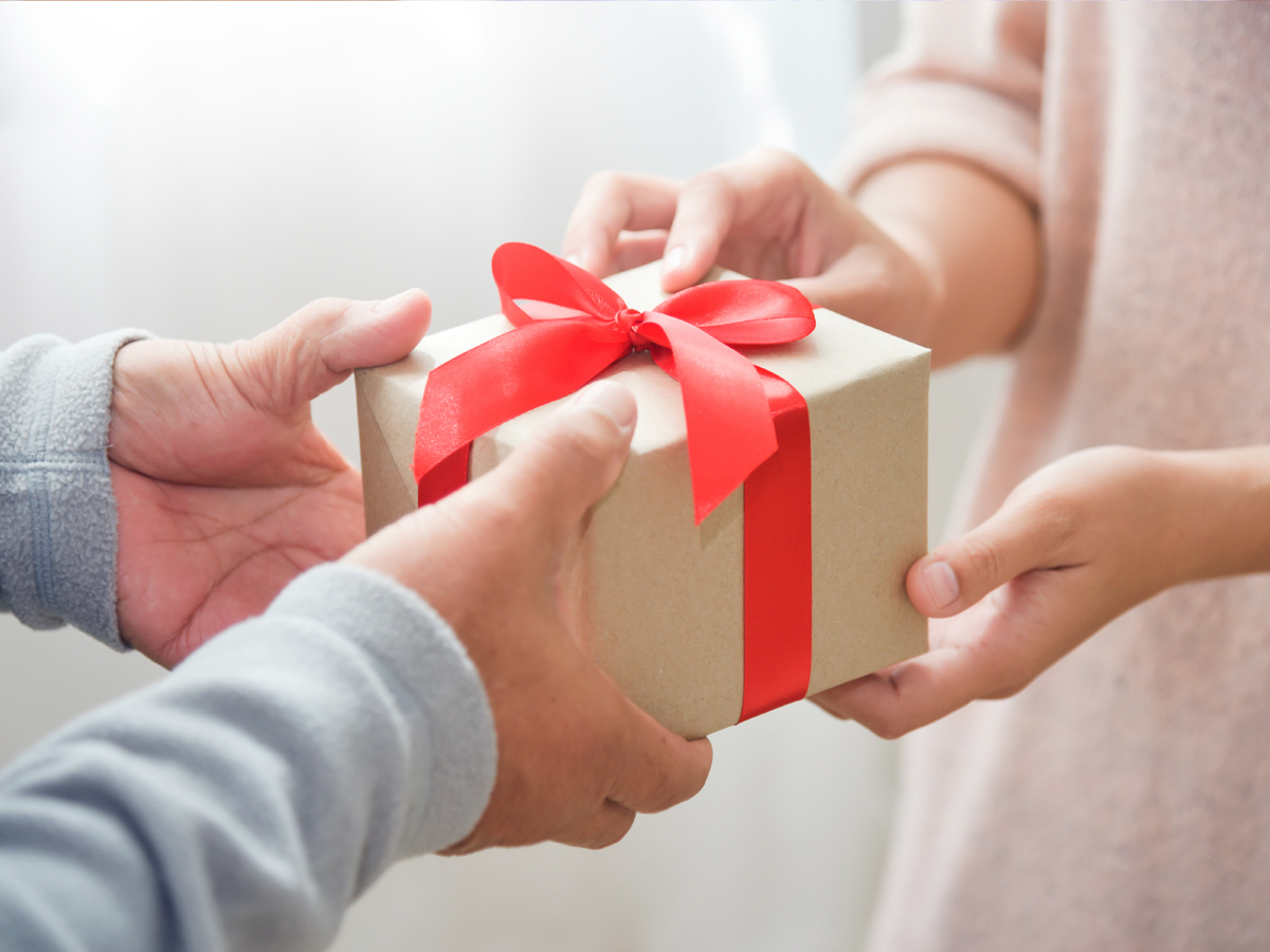 Eine schöne Geschenkbox wird von Händen in andere Händeüberreicht. Eine rote Schleife an der Box. (Die Bildrechte liegen bei dem Verfasser der Mitteilung.) Eine schöne Geschenkbox wird von Händen in andere Händeüberreicht. Eine rote Schleife an der Box. (Die Bildrechte liegen bei dem Verfasser der Mitteilung.)