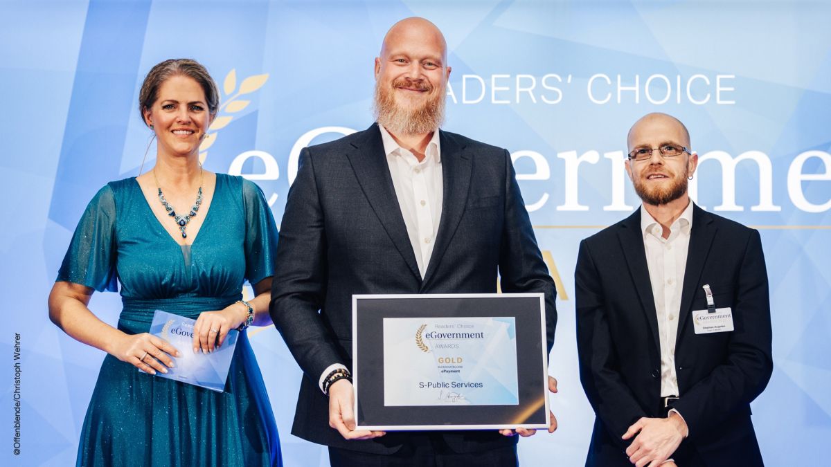 Peter Höcherl nimmt den Award von Margit Lieverz und Stephan Augsten entgegen (©Offenblende/Christoph Wehrer) Peter Höcherl nimmt den Award von Margit Lieverz und Stephan Augsten entgegen (©Offenblende/Christoph Wehrer)