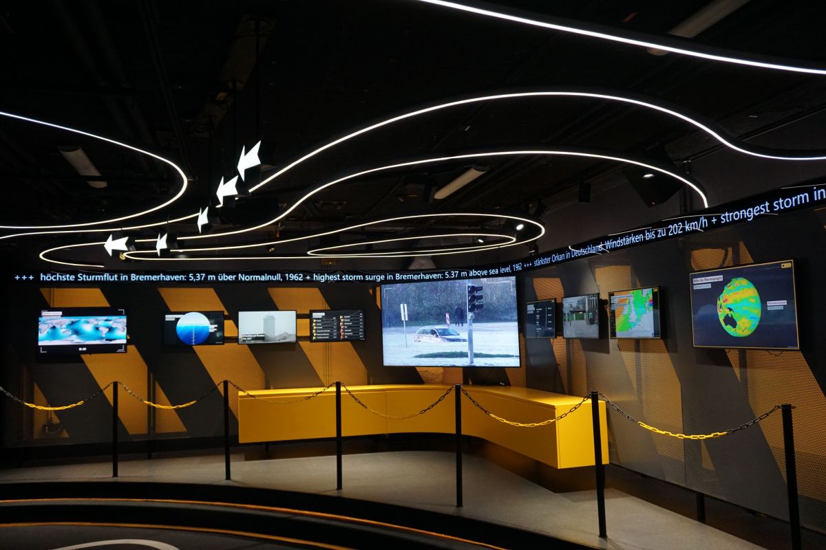 Gebogene LED-Laufschrift von Daylite im Foyer der Dauerausstellung Gebogene LED-Laufschrift von Daylite im Foyer der Dauerausstellung