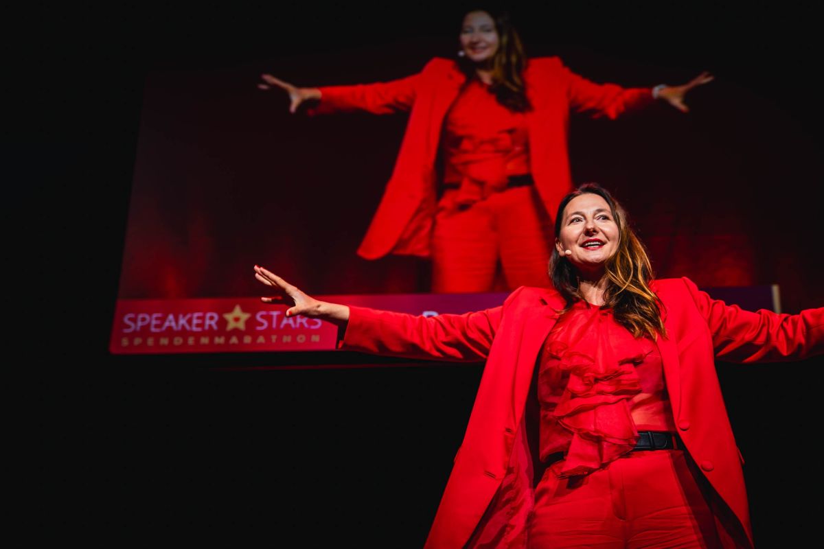 Beate Glöser beim Spendenmarathon auf der Bühne (© Beate Glöser)