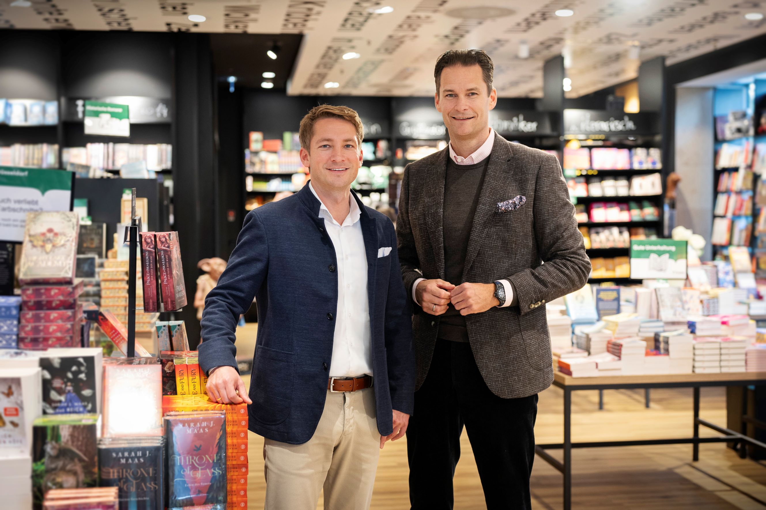 Sven Burkhard (Vorstand von Elanders Print& Packaging, links) und Ingo Kretzschmar (CEO von Thalia) (Bildquelle: Bettina Engel-Albustin) Sven Burkhard (Vorstand von Elanders Print& Packaging, links) und Ingo Kretzschmar (CEO von Thalia) (Bildquelle: Bettina Engel-Albustin)