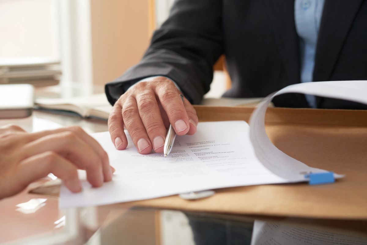 Beratung beim Unterzeichnen eines Testaments: Sicherheit und richtige Verwahrung stehen im Fokus. (© Freepik /Pressfoto) Beratung beim Unterzeichnen eines Testaments: Sicherheit und richtige Verwahrung stehen im Fokus. (© Freepik /Pressfoto)