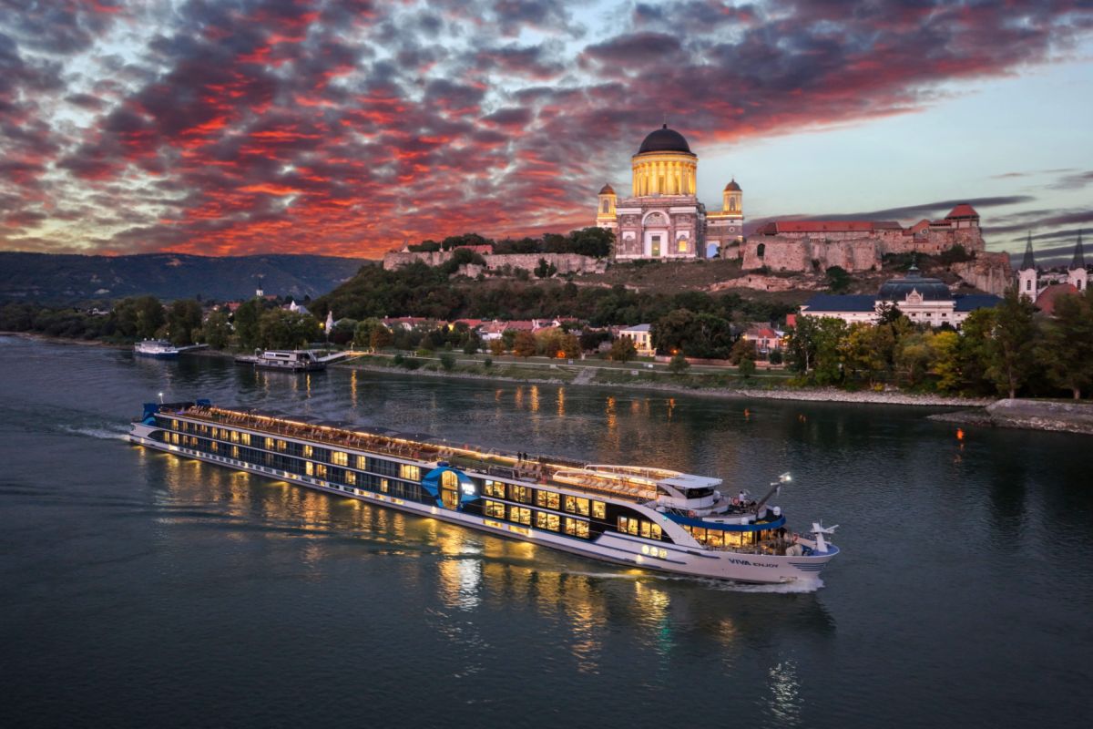 Neubau VIVA ENJOY auf der Donau vor Esztergom (© Foto VIVA Cruises) Neubau VIVA ENJOY auf der Donau vor Esztergom (© Foto VIVA Cruises)