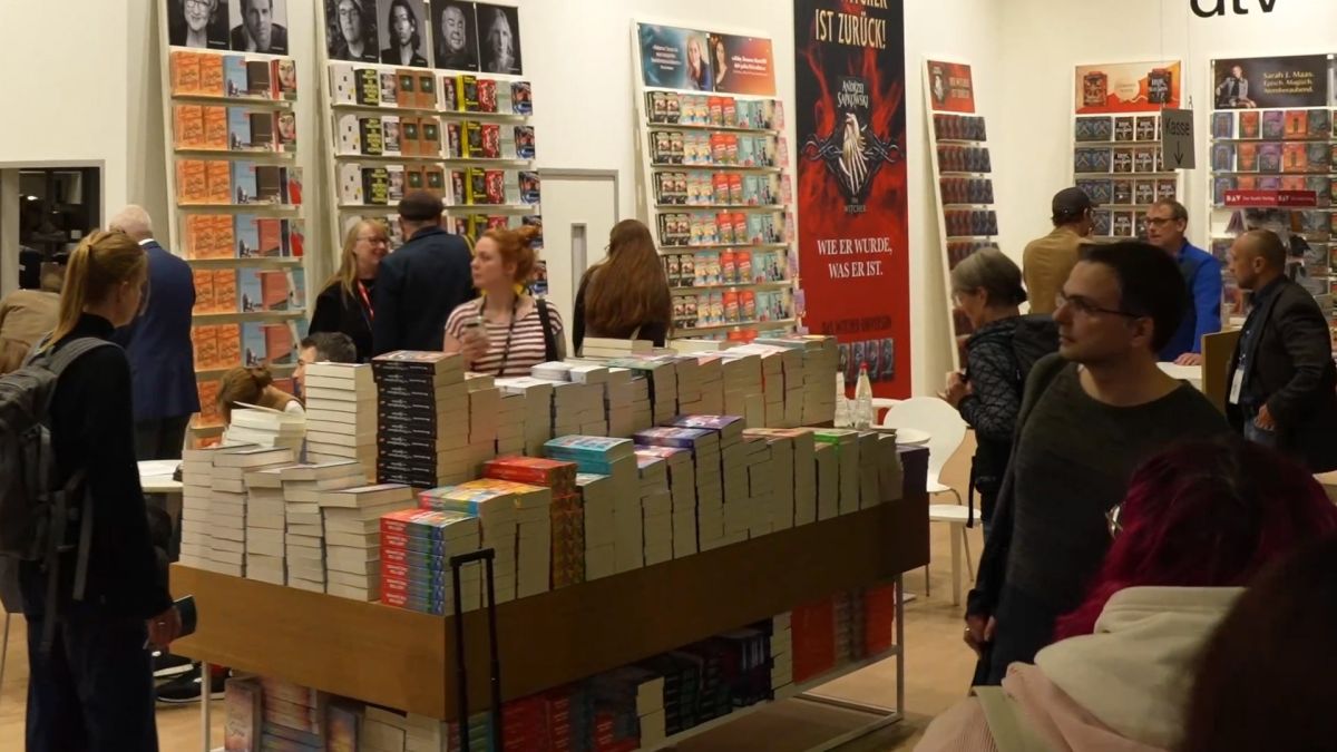 Neuerscheinungen und Buch-Trends der Frankfurter Buchmesse 2025 (© Eudardo Hernandez, Messe.TV) Neuerscheinungen und Buch-Trends der Frankfurter Buchmesse 2025 (© Eudardo Hernandez, Messe.TV)