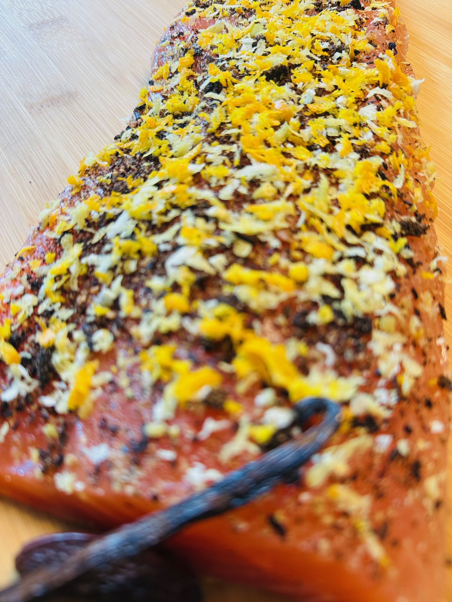 Graved Lachs mit Tonkabohne und Bourbon Vanille Graved Lachs mit Tonkabohne und Bourbon Vanille