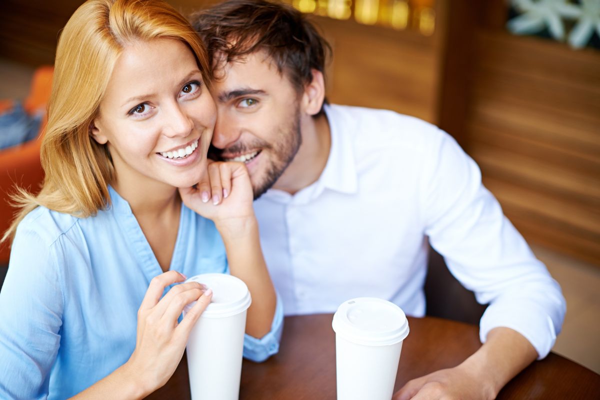 Ein strahlendes Lächeln öffnet Türen - beim Flirten genauso wie im Berufsleben. (© Freepik / pressfoto) Ein strahlendes Lächeln öffnet Türen - beim Flirten genauso wie im Berufsleben. (© Freepik / pressfoto)