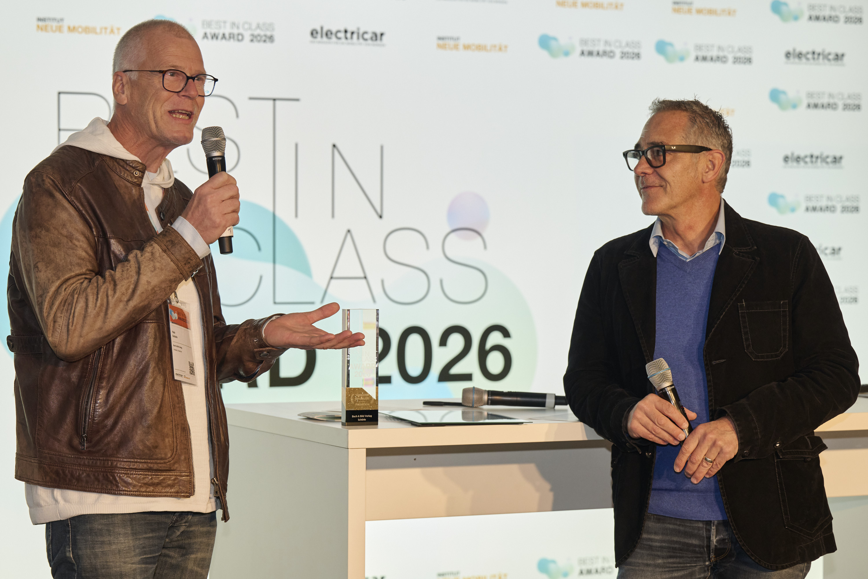 (Foto electricar) Preisträger Hajo Schörle und Christian Clerici, Moderator und Mobilitätsexperte (Foto electricar) Preisträger Hajo Schörle und Christian Clerici, Moderator und Mobilitätsexperte