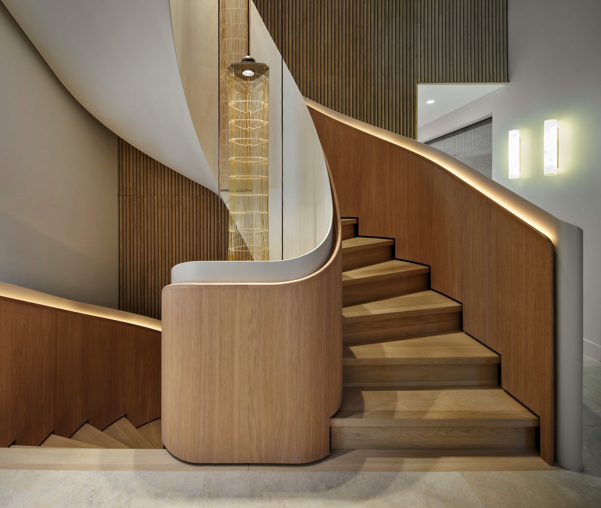 Skulpturale Treppe aus Holz und Licht - Made by EeStairs