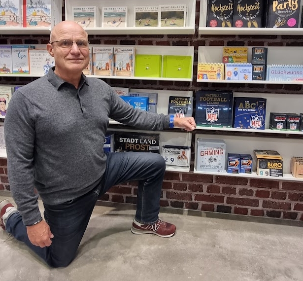Holger Weishaupt vor seinen aktuellen Büchern am Carlsen Stand auf der Frankfurter Buchmesse (Die Bildrechte liegen bei dem Verfasser der Mitteilung.) Holger Weishaupt vor seinen aktuellen Büchern am Carlsen Stand auf der Frankfurter Buchmesse (Die Bildrechte liegen bei dem Verfasser der Mitteilung.)