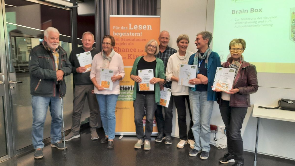 Schulung abgeschlossen, Urkunden in Händen - jetzt kann's losgehen (© BürgerStiftung Mössingen) Schulung abgeschlossen, Urkunden in Händen - jetzt kann's losgehen (© BürgerStiftung Mössingen)