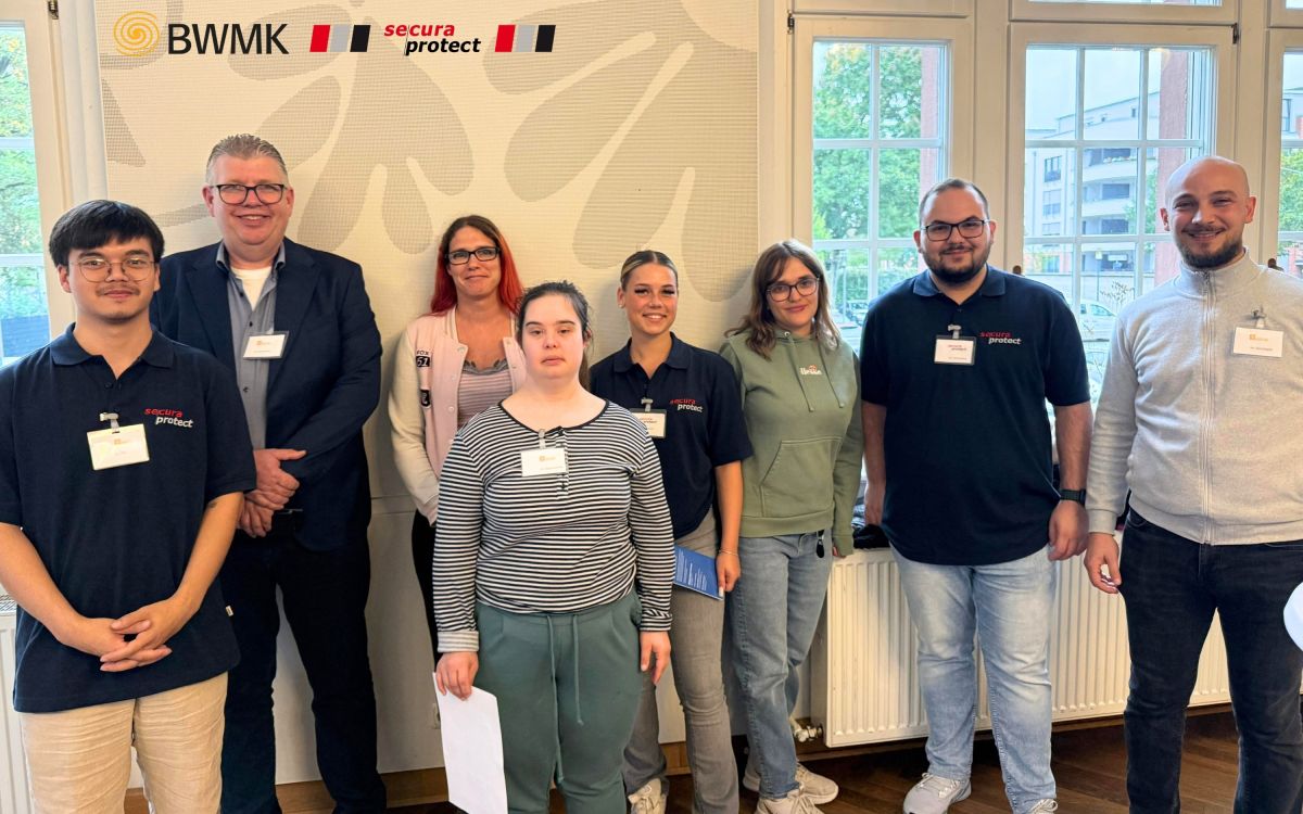Teilnehmende von secura protect und dem BWMK beim Aktionstag Schichtwechsel in Hanau. (© secura protect Holding GmbH) Teilnehmende von secura protect und dem BWMK beim Aktionstag Schichtwechsel in Hanau. (© secura protect Holding GmbH)
