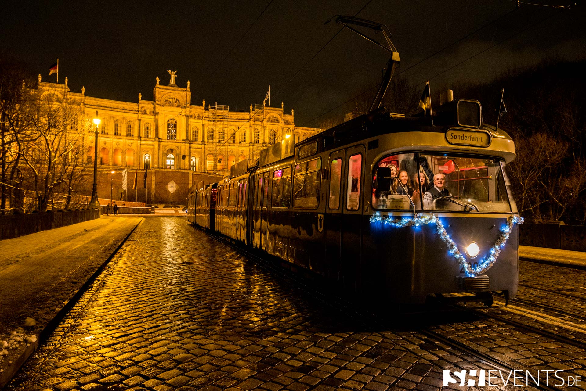 Weihnachtsfeier in der EventTram in München (Die Bildrechte liegen bei dem Verfasser der Mitteilung.) Weihnachtsfeier in der EventTram in München (Die Bildrechte liegen bei dem Verfasser der Mitteilung.)