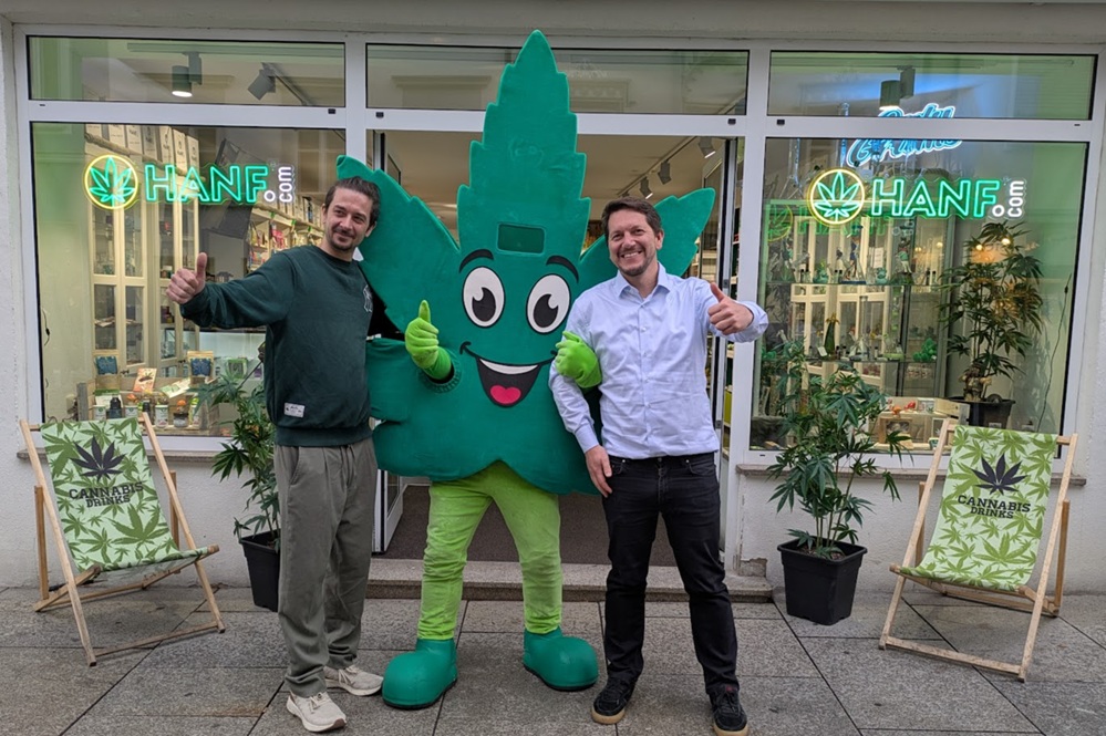 Hanf.com in der Freisinger Altstadt (v.l.) Peter Schaller,"Hanfi" und Geschäftsführer Alex Cerveny. (Bildquelle: @Foto: Josef König für Hanf.com)