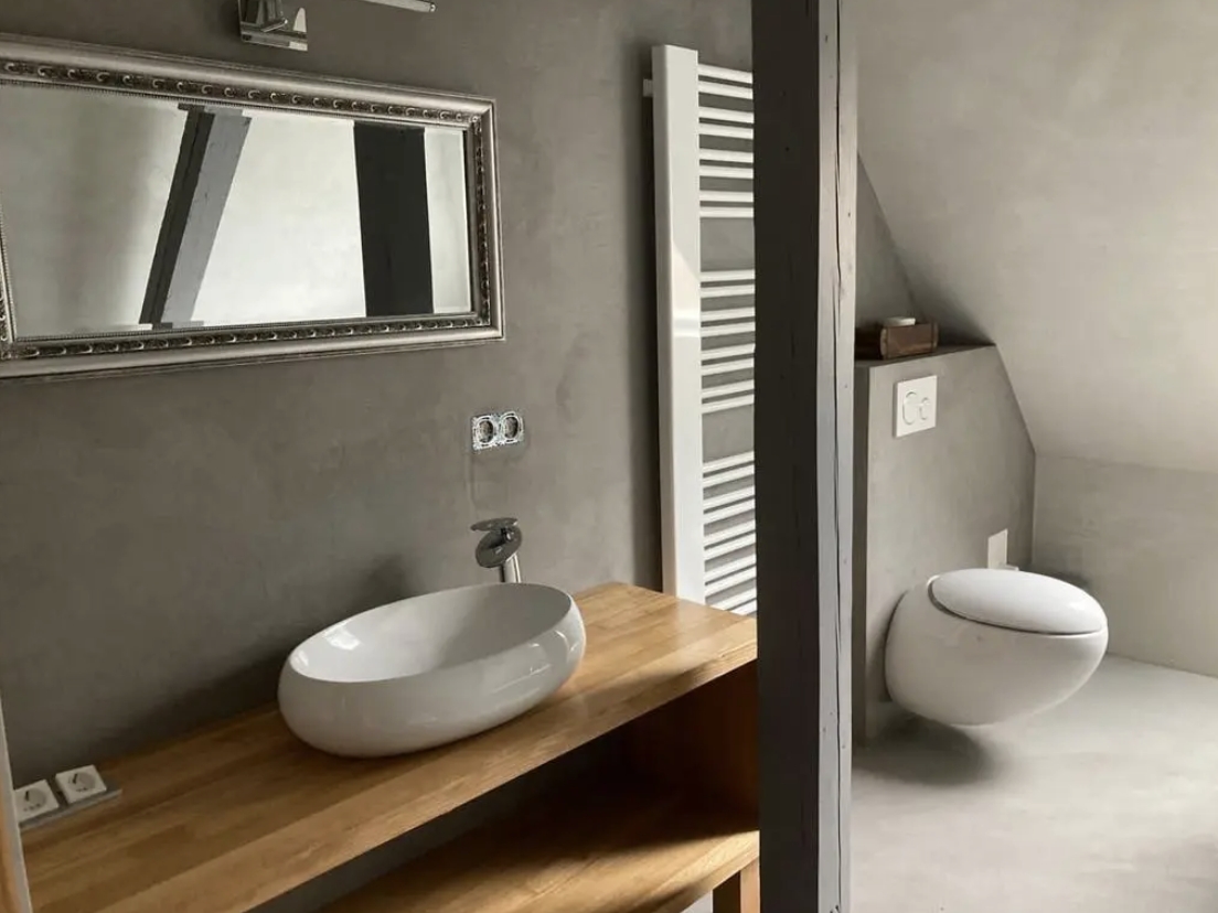 Fugenloses Bad mit Mikrozement (Die Bildrechte liegen bei dem Verfasser der Mitteilung.)