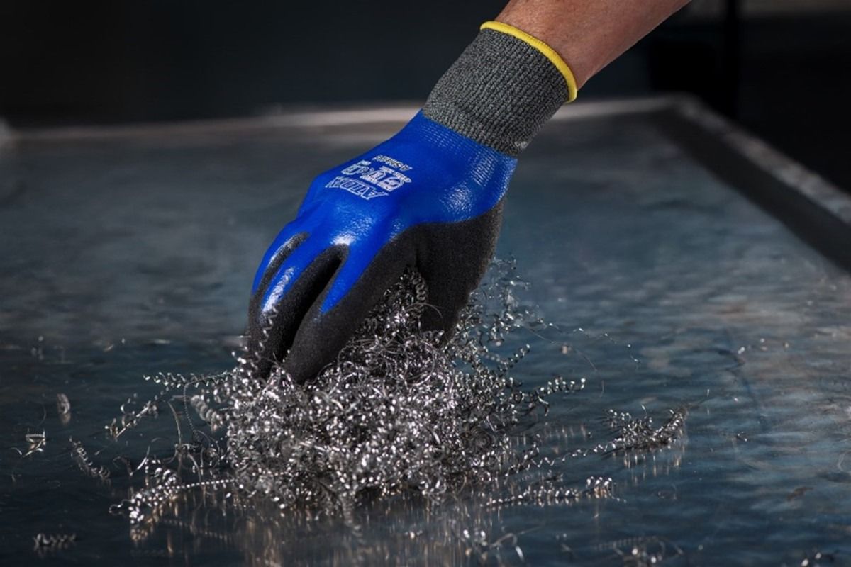 Die neuen ATORN Schutzhandschuhe A-Mech 5 und A-Shield 5 bieten optimale Griffsicherheit und Schnitt (© HAHN+KOLB)