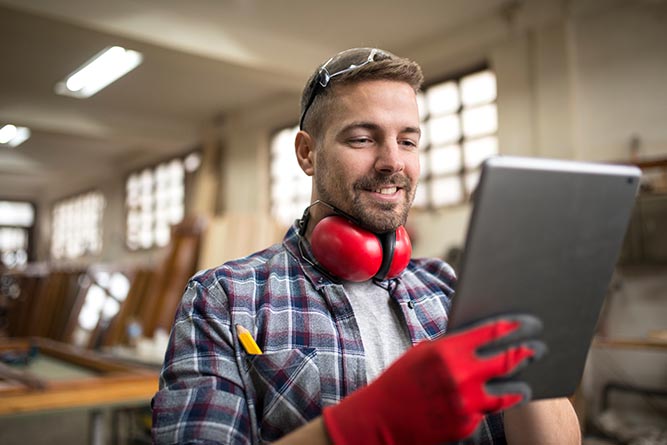 Handwerker in Zeiten der Digitalisierung (Symbolbild) (Bildquelle: Adobe Stock)