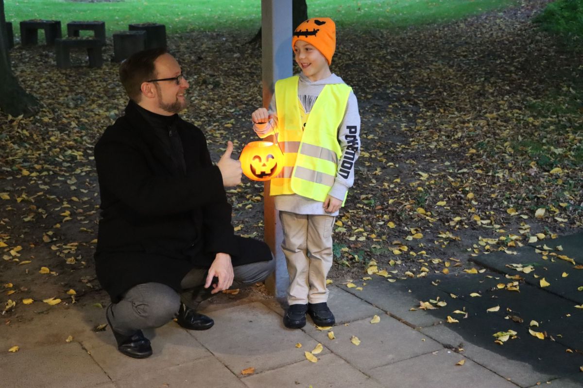 Halloween Tipps von Kindersicherheitsexperte Sascha de Vries mit Kind! Foto: Katrin Bienert / honorarfrei redaktionell
