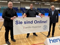 EN Baskets Geschäftsführer Stephan Völkel(l.) mit Andreas Bartel und Bernd Ochsenforth(r.)von antilo