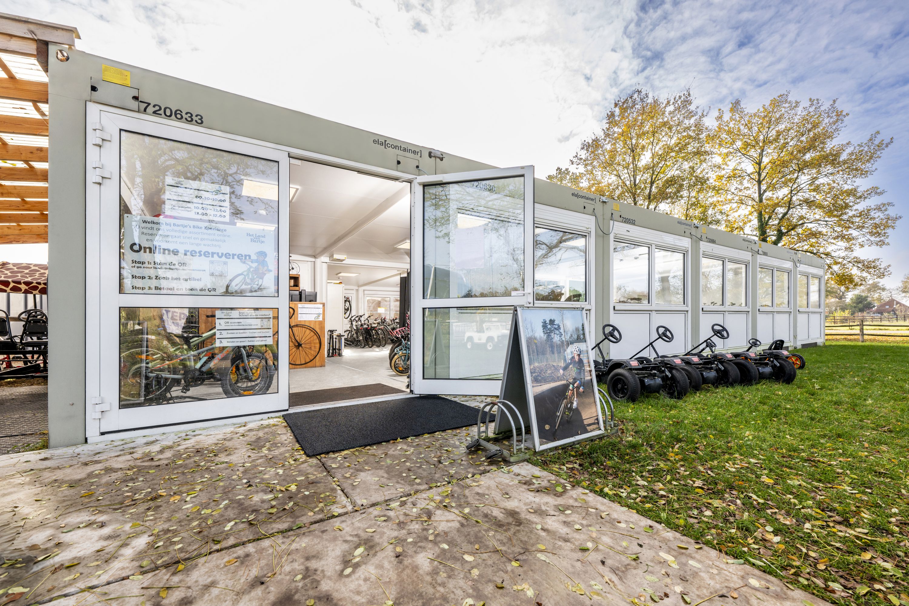 Elf ELA Container ersetzen nach einem Brand für rund eineinhalb Jahre den Fahrradverleih des Urlaubsparks.