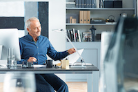 Ältere Mitarbeiter brauchen mehr Licht als ihre jüngeren Kollegen. (Foto: licht.de/Waldmann)