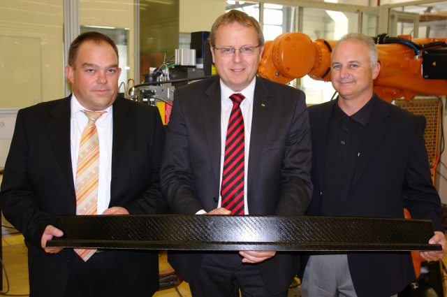 Forschungskooperation von DLR - Zentrum fuer Leichtbauproduktion und KUKA Systems Forschungskooperation von DLR - Zentrum fuer Leichtbauproduktion und KUKA Systems