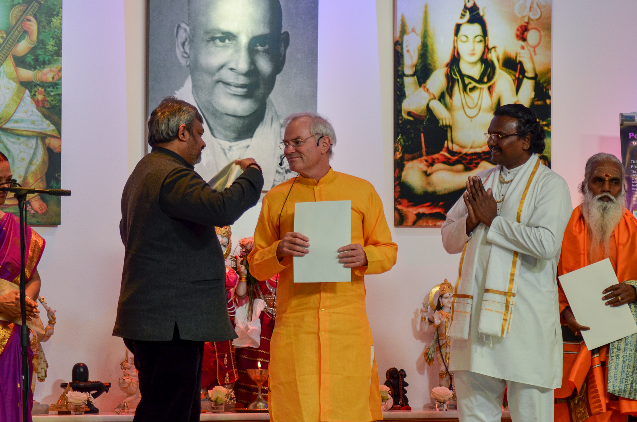 Abhishek Dubey (Stv. der Indischen Botschaft Berlin)überreicht Sukadev Bretz den Ehrenschal (Die Bildrechte liegen bei dem Verfasser der Mitteilung.)