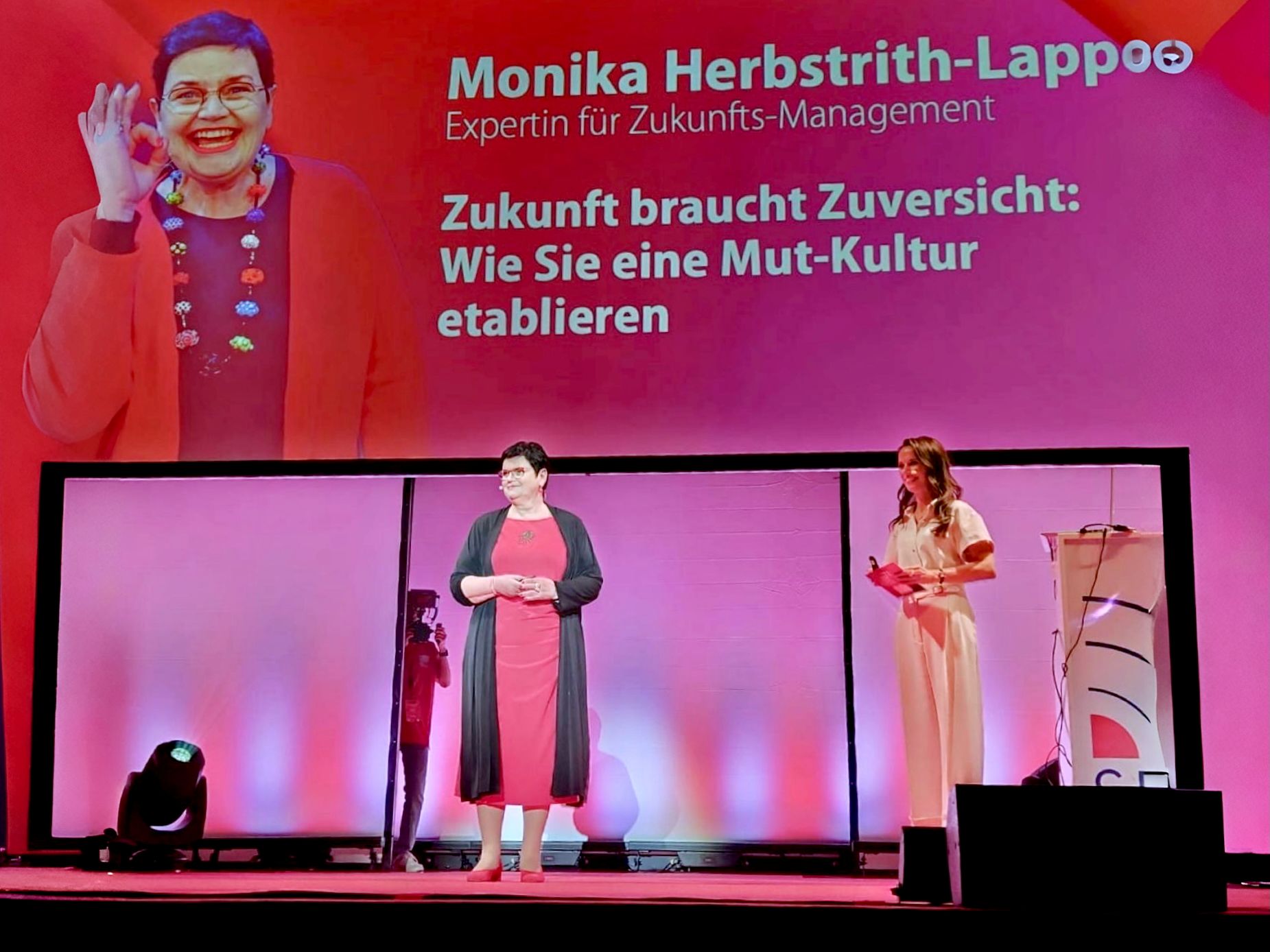 Susanne Schöne moderiert den Auftritt von Mag.a Herbstrith-Lappe an (Die Bildrechte liegen bei dem Verfasser der Mitteilung.)