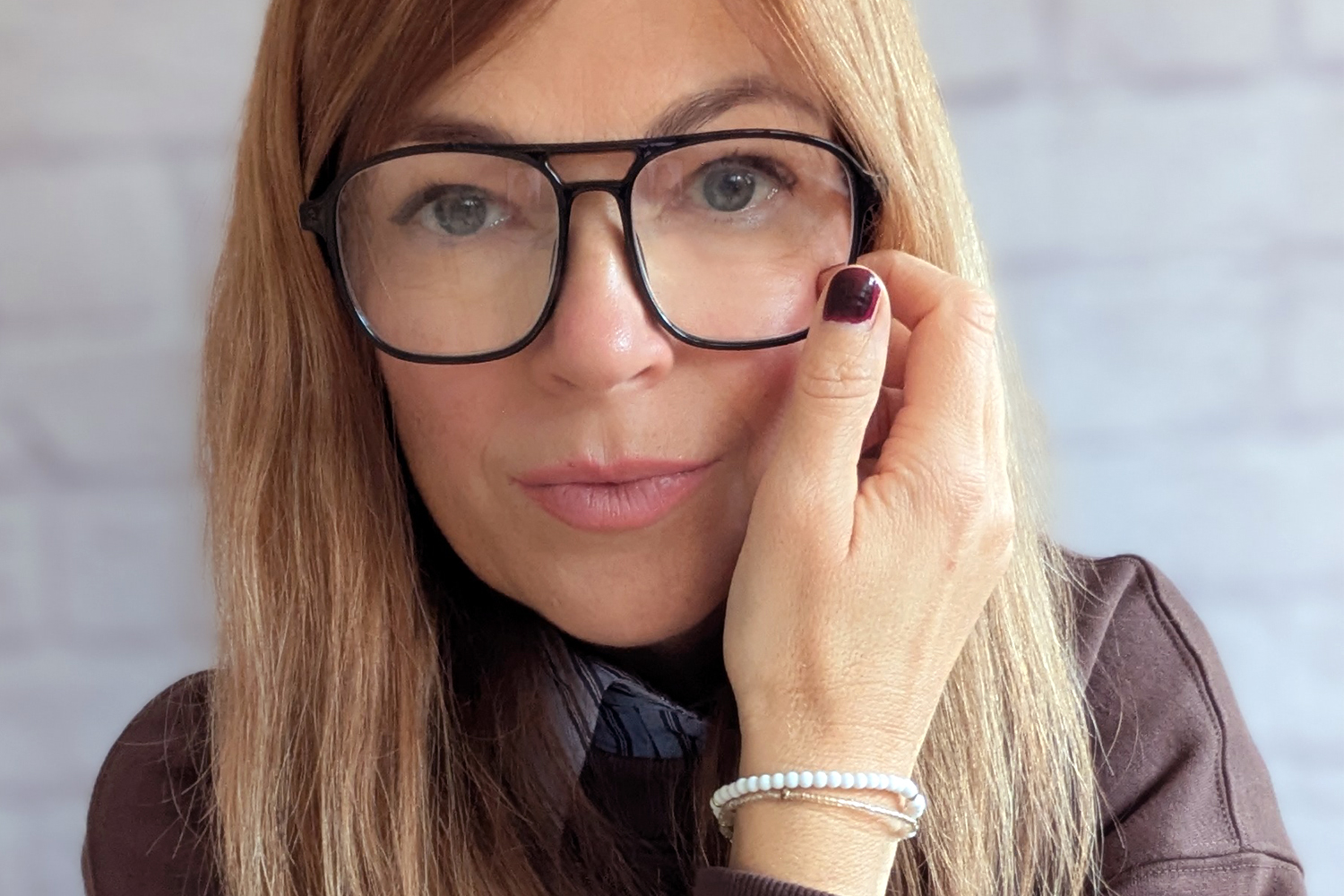 Frau mit Doppelsteg-Lesebrille im 80er Jahre Stil - Strike GmbH