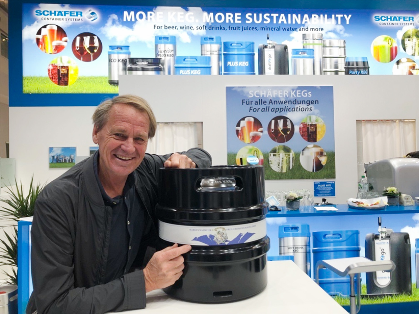 Individuell gestaltete KEGs von SCHÄFER Container Systems machen Markus Wasmeiers Biermarke lebendig (Die Bildrechte liegen bei dem Verfasser der Mitteilung.)