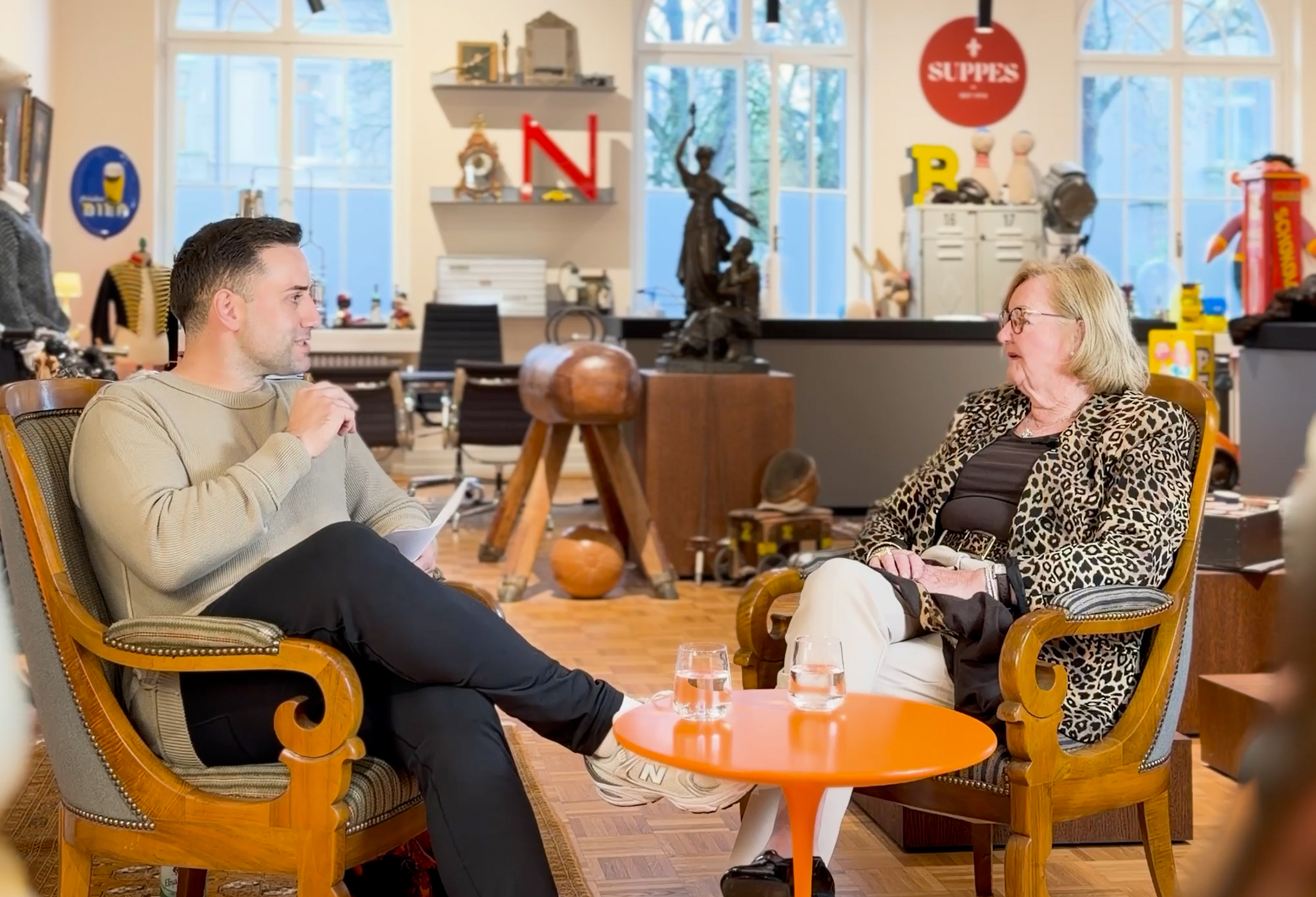 TV-Star David Suppes im Gespräch mit der Stifterin des Jugendstilwerks (Bildquelle: Suppes GmbH)