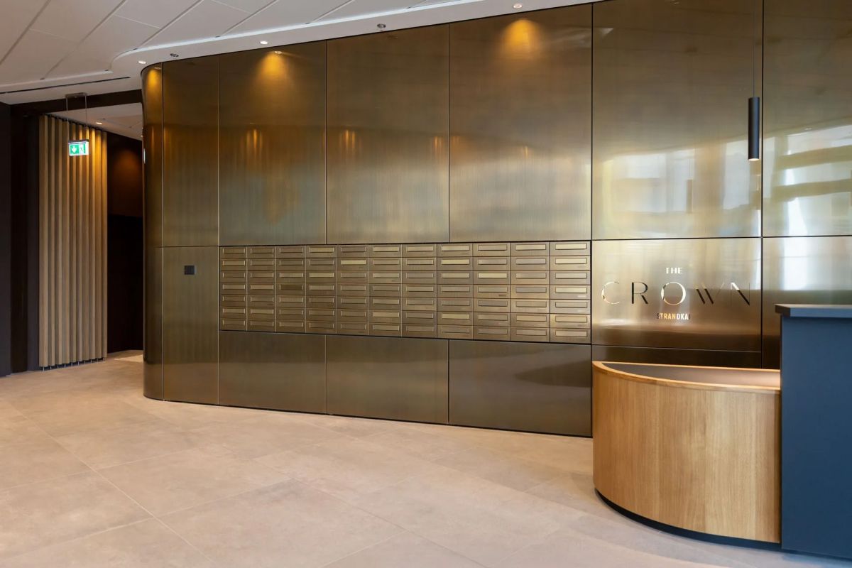 Das Foyer von The Crown mit Concierge und der Briefkastenanlage.  (© )