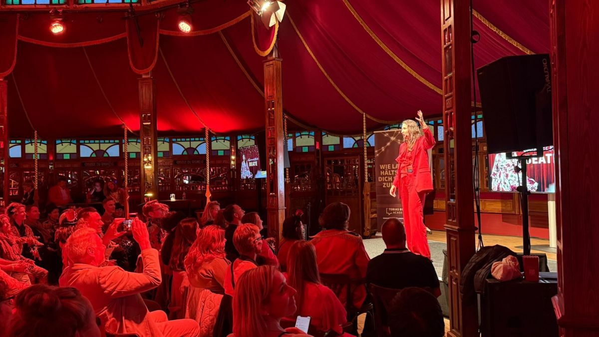 Beate Glöser beim Find your Flow Festival auf der Bühne (© Beate Glöser)