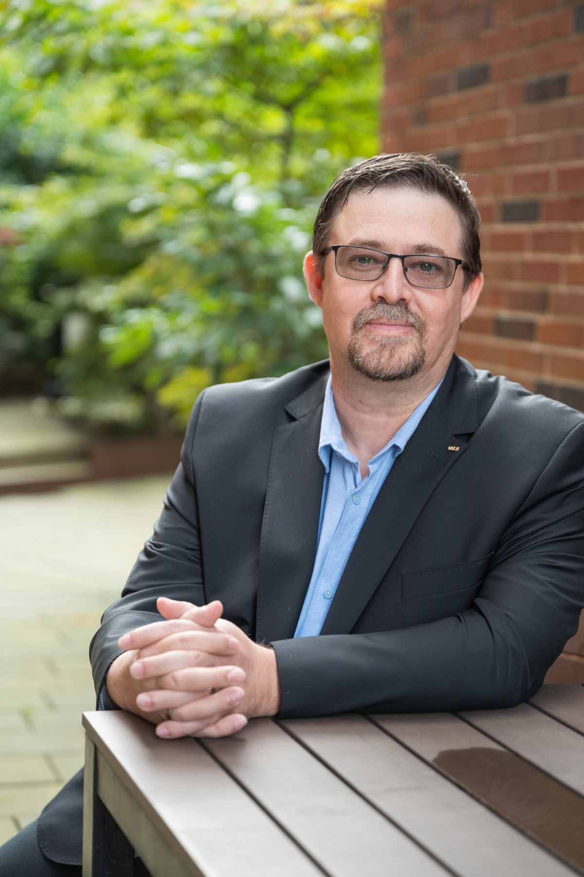 Tibor Bauer ist Deutschlands bekanntester Finanzinfluencer für das Thema Schufa, Schulden und Insolvenz