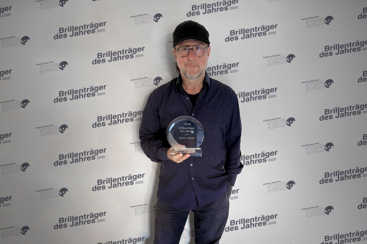 Bjarne Mädel ist Brillenträger des Jahres 2025 (© Kuratorium Gutes Sehen / Bjarne Mädel) (Nutzung: deutschsprachiger DACH-Raum)