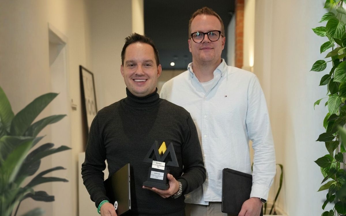 Geschäftsführer Sebastian Kübler und Julian Wottawa (vlnr) mit dem WINNER-Pokal des German Marketing