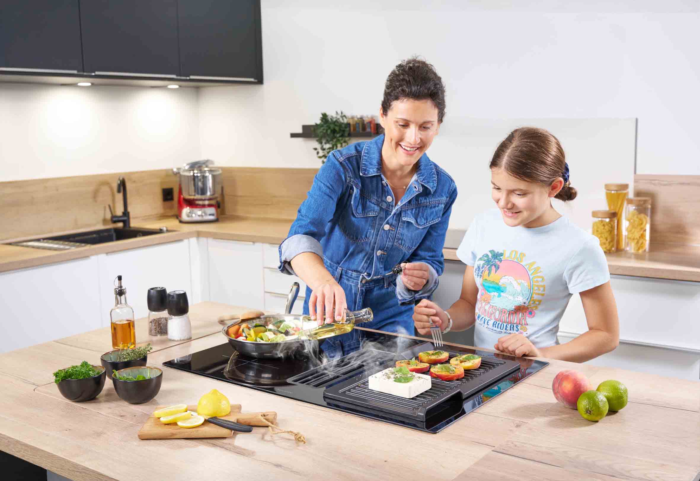 Centerline-Kochfeldabzüge und Plasmafilter-Sogwirkung direkt in der Mitte, frische Luft ohne Aufwand (Die Bildrechte liegen bei dem Verfasser der Mitteilung.)