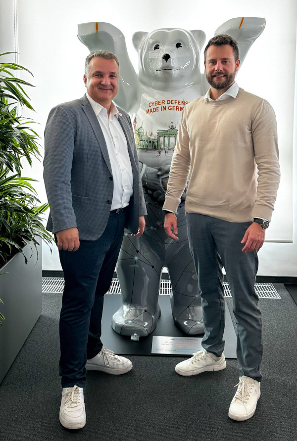 Ramon Weil (links), Founder& CEO SECUINFRA, und Florian Süß, DS DATA SYSTEMS (Bildquelle: SECUINFRA GmbH)