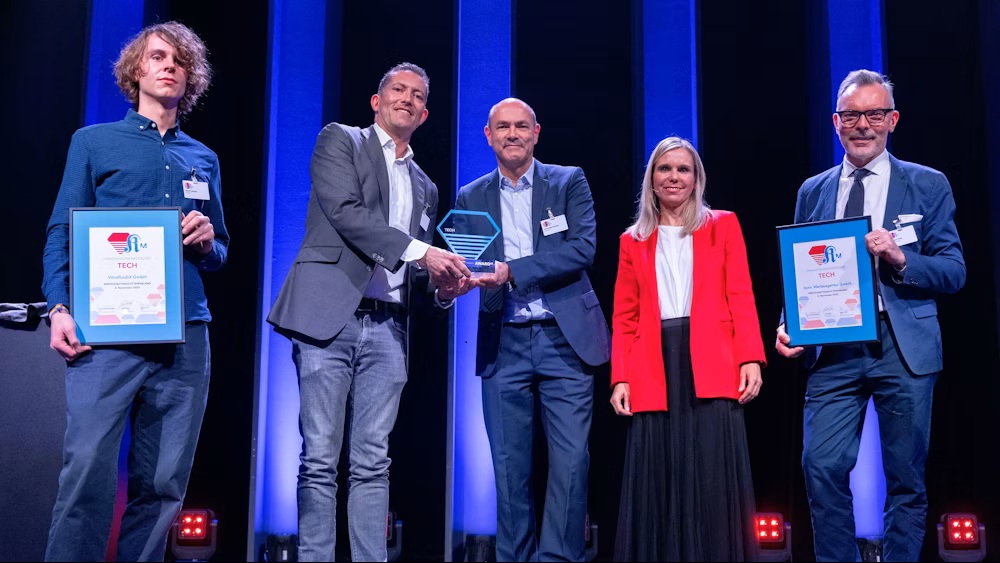 Alexander Stricker, Geschäftsführer von alangu, mit dem Tech-Award der Wirtschaftsnacht Rheinland (Bildquelle: Copyright: Thilo Schmülgen / KStA)
