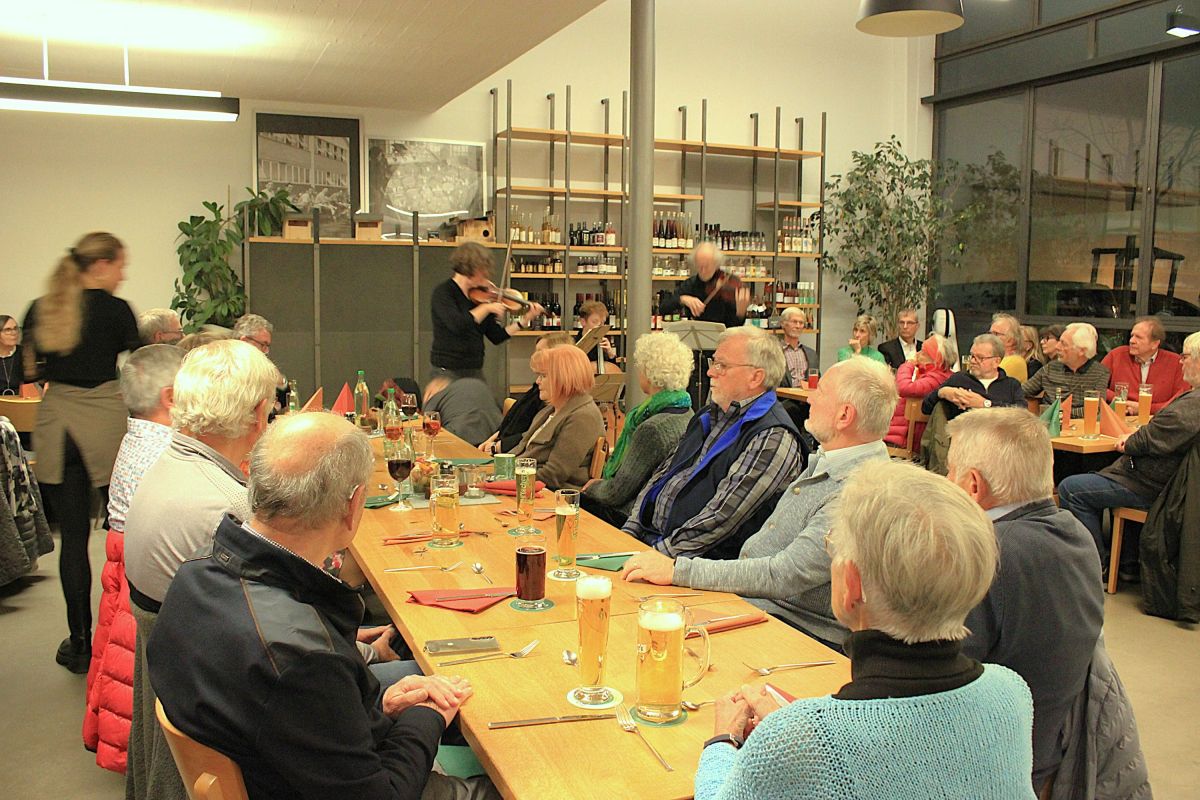 Gebannte Zuhörer für das Streicher-Trio zu Beginn des Abends (© BürgerStiftung Mössingen)